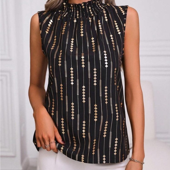 Sleeveless top with smocked neck - Picture 3 of 12